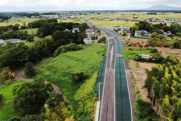 取手豊岡線バイパス。今回開通した区間の北側をのぞむ（画像：茨城県）。