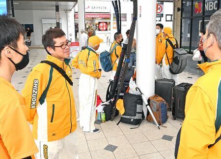 JR佐賀駅に到着した静岡県チームの選手ら。佐賀市内の練習場に向かうため、車を待つ＝佐賀市