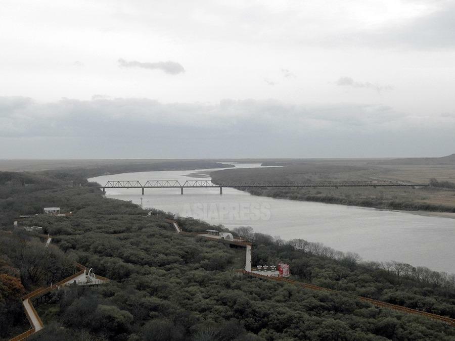 北朝鮮とロシアを結ぶ鉄道橋。右側が北朝鮮の羅先、左側はロシアのハサン。この日は橋を往来する列車は見えなかった。