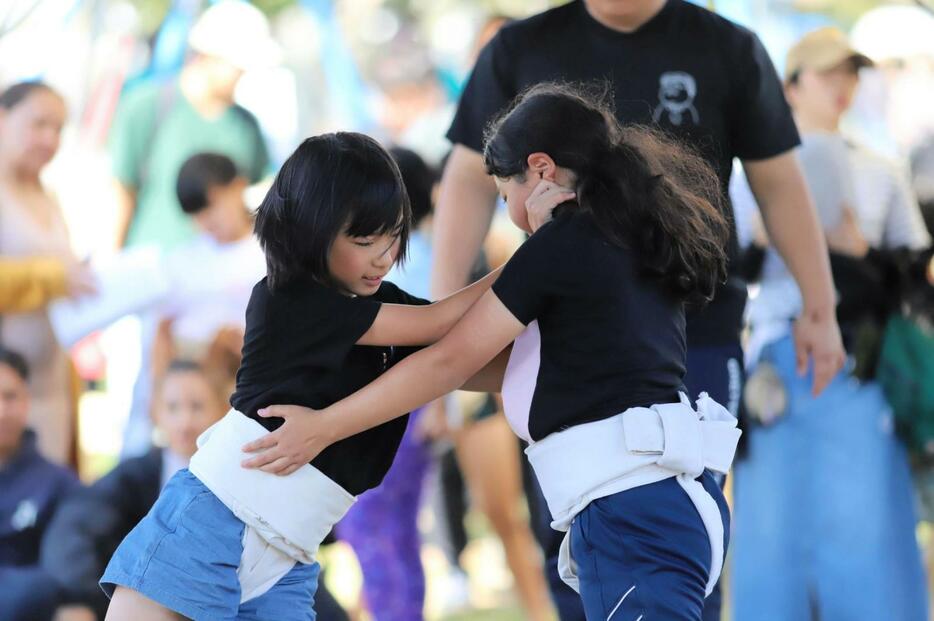 相撲を楽しむ子どもたち＝浜坂東小学校