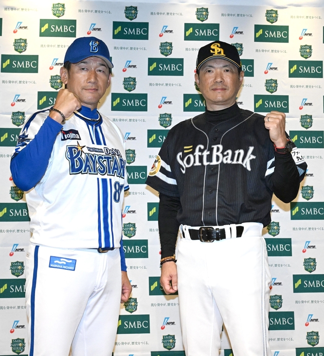 日本シリーズ開幕前日の監督会議を終え、ガッツポーズする小久保監督（右）とDeNA・三浦監督（撮影・柿森英典）