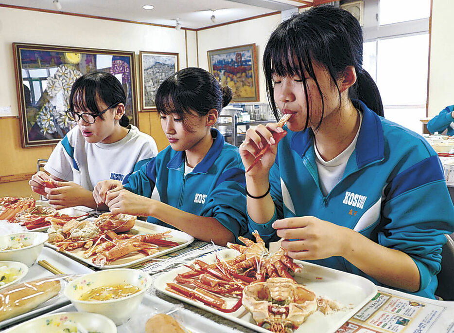 丸ごと１匹のベニズワイガニを味わう児童＝射水市小杉小