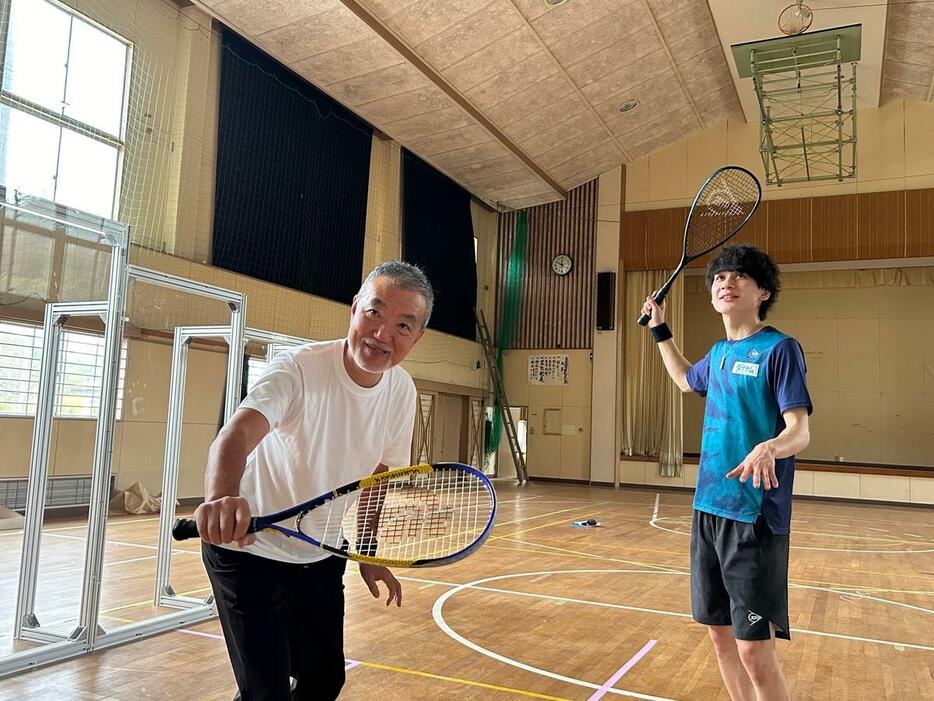 竹村理事と机選手