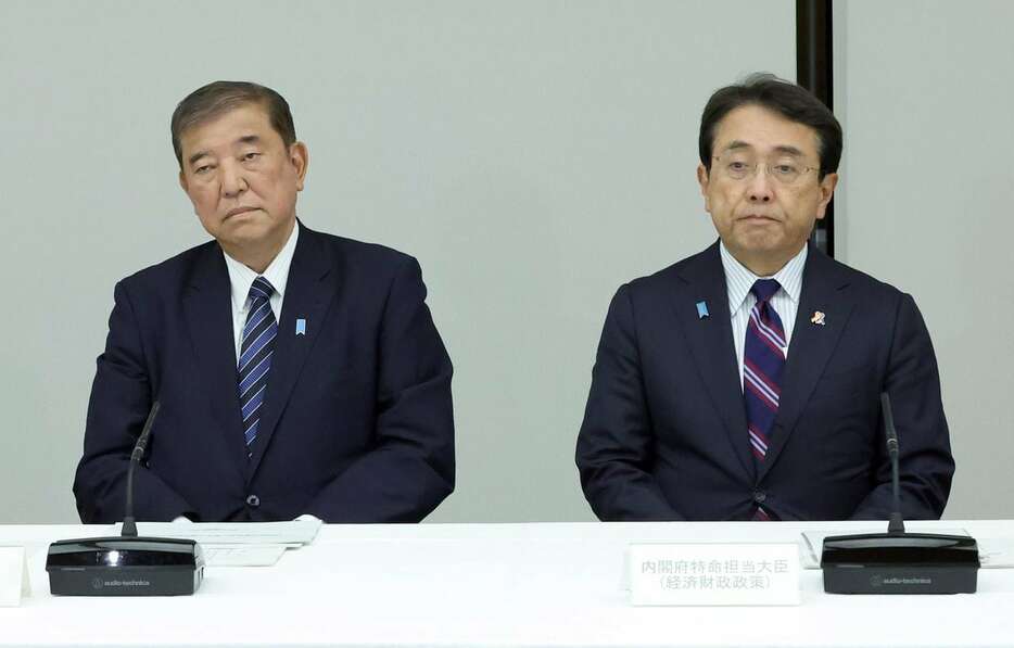 月例経済報告等に関する関係閣僚会議に臨む石破茂首相（左）と赤沢亮正経済再生担当相＝29日午後、首相官邸（春名中撮影）