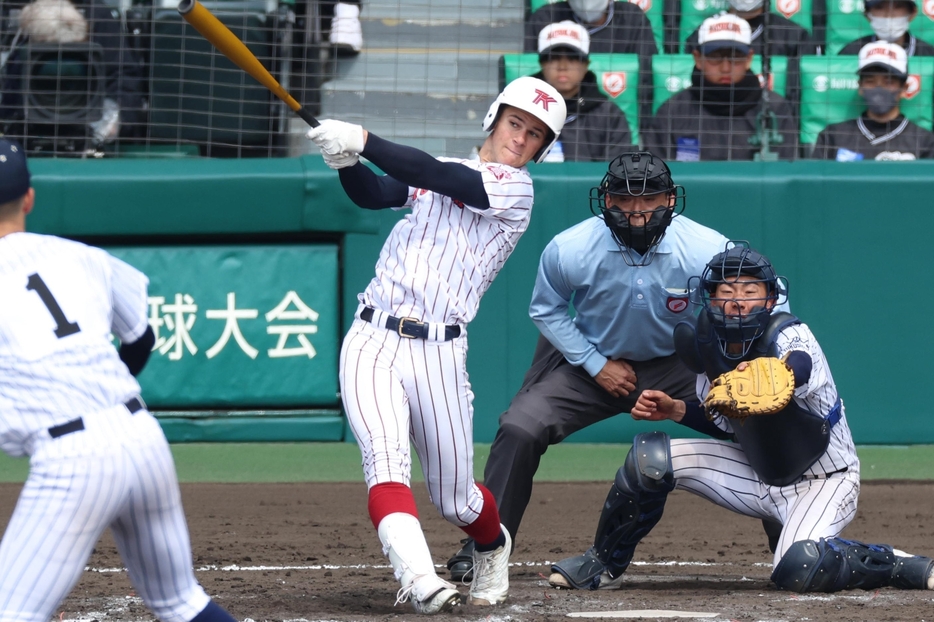 左の長距離ヒッターとしては高校ナンバー1。モイセエフの将来性を買っての上位指名もあるだろう(C)産経新聞社