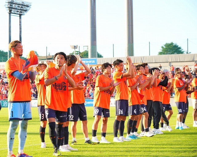 ホームで２位今治と対戦する首位の大宮。引き分け以上で優勝が決まる。写真：田中研治（サッカーダイジェスト写真部）