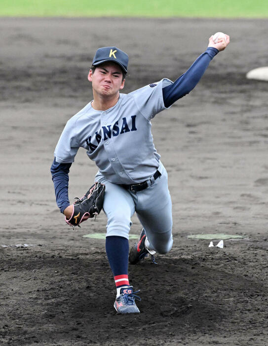 関大対関学大　8回に登板した関大・金丸は打者3人で抑える（撮影・前岡正明）