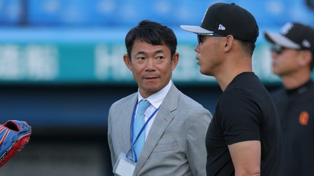 試合前、練習を見る仁志敏久氏(今年5月撮影)【写真：時事】