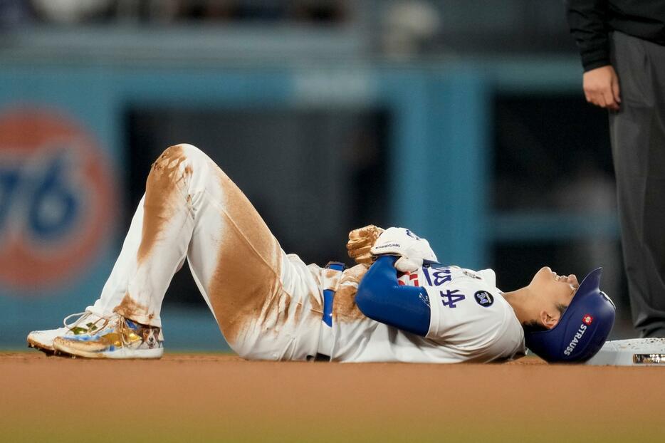 大谷は盗塁を試みた際に左肩亜脱臼を負い悶絶（写真・AP/アフロ）