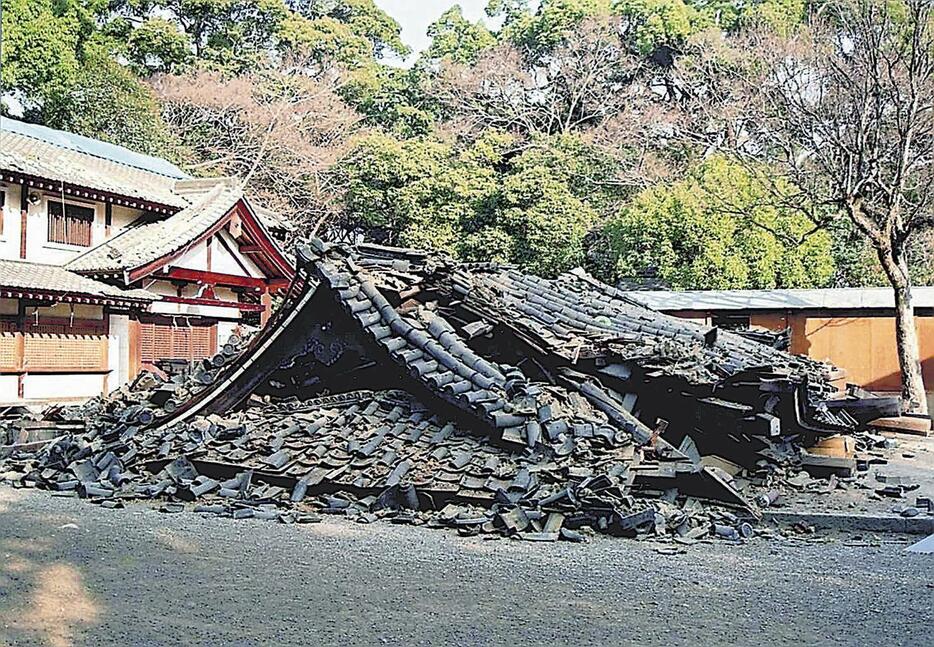 震災で倒壊した絵馬殿（西宮神社提供）