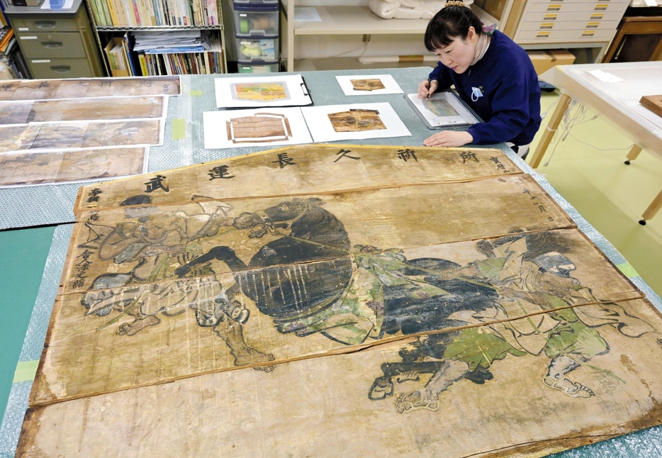 修復された西宮神社の大絵馬「神馬舎人添図」（奈良市の元興寺文化財研究所で）＝河村道浩撮影