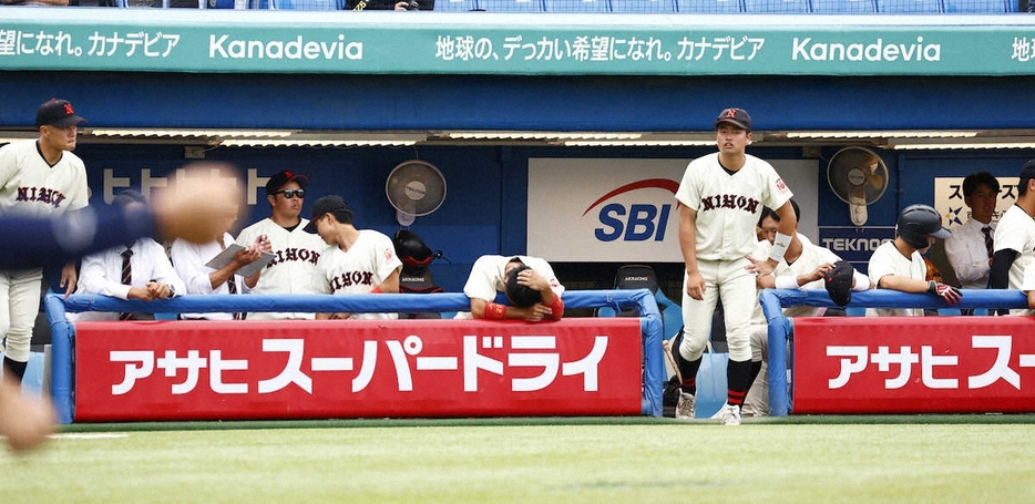 ＜日大・国学院大＞試合に敗れ、優勝の可能性が消えた日大ナイン（撮影・五島　佑一郎）