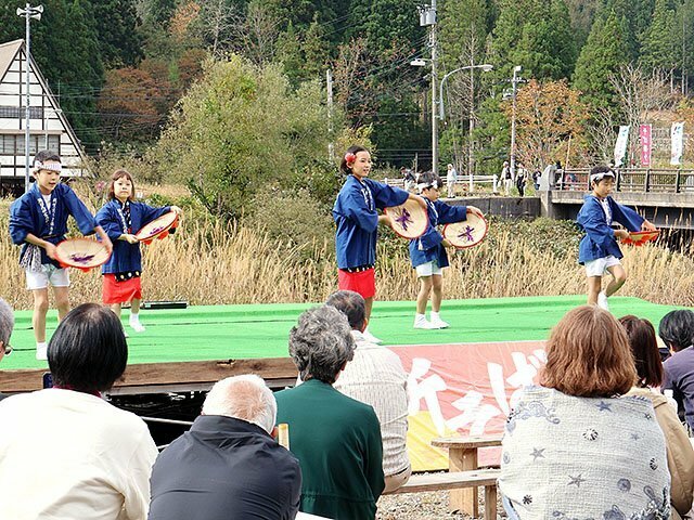 民謡を披露する地元の児童