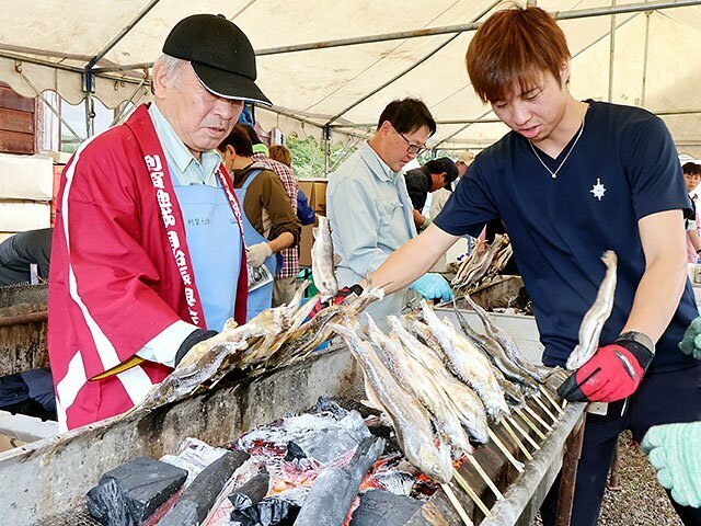 利賀産のイワナを焼く実行委員会のメンバー