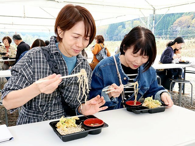 全国各地の旬の新そばを味わう来場者