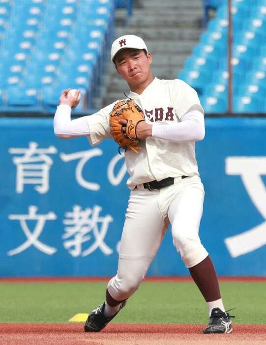 好プレーで勝利に貢献した早大・山縣秀　＝神宮球場（撮影・尾崎修二）