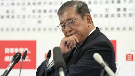 与党の大敗に終わった衆議院選挙。石破首相は続投する構えだが、28日以降の市場はどう動くか（写真：ブルームバーグ）