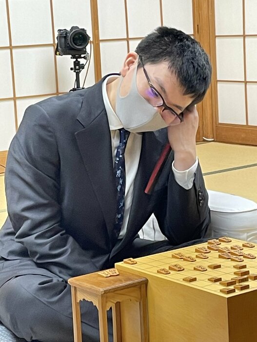 両者の対戦成績は永瀬九段の８勝２敗と意外な偏りを見せている（写真は第72期王座戦挑戦者決定戦のもの 撮影：編集部）