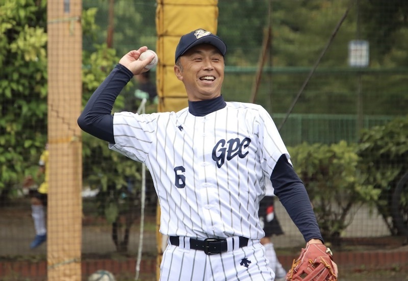 子どもたちと野球体験で交流する宮本慎也氏（写真：白石怜平）