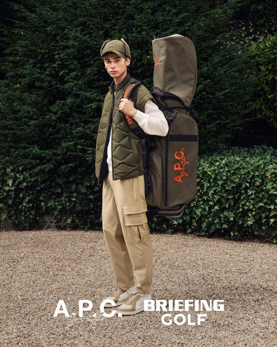 「A.P.C. GOLF」と「BRIEFING GOLF」のコラボキャディバッグ。秋には特に映えるカーキ色がおしゃれ