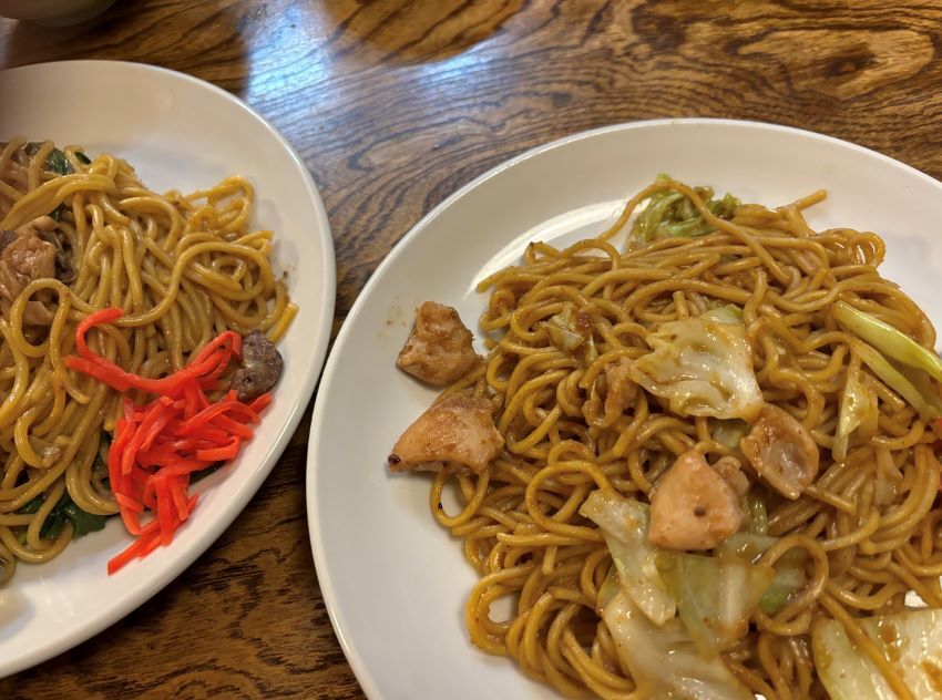 味噌ベースのタレで箸がすすむ！　写真右は、蒜山焼きそばをベースにホルモンやスパイスを加えてお酒にも合う味わいに仕立てた「夜ぜん焼きそば」。ちなみに「朝ぜん焼きそば」には目玉焼きがのっている