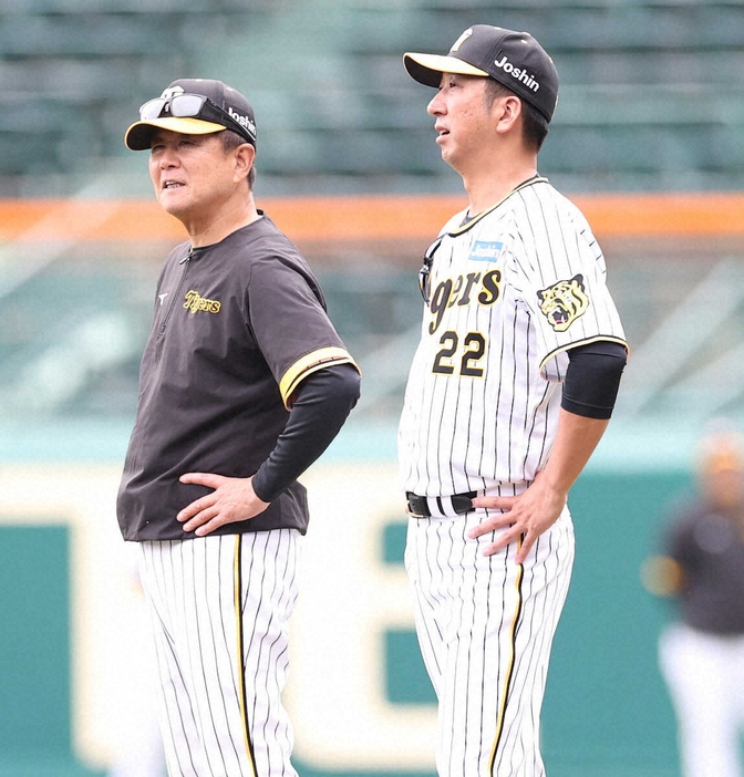 平田2軍監督（左）と話し込む藤川監督（撮影・須田　麻祐子）