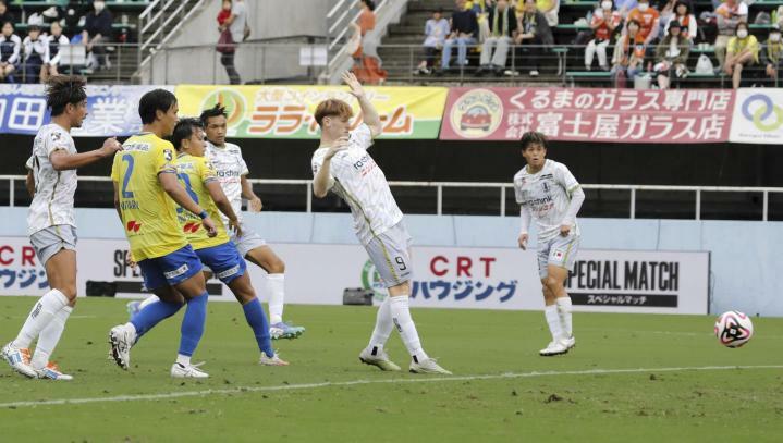 【栃木―愛媛FC】後半29分、愛媛・石渡（左から4人目）が同点弾を沈める＝グリスタ