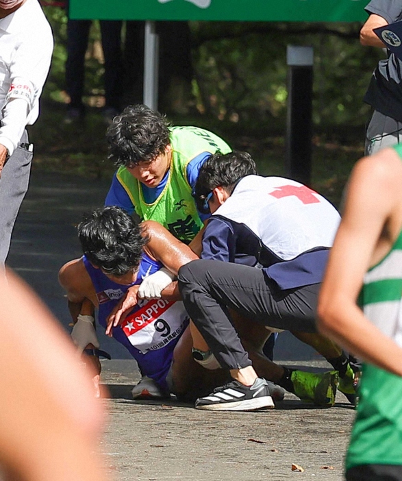 ＜箱根駅伝予選会＞ゴール手前で倒れ込む東海大のロホマン・シュモン（撮影・藤山　由理）