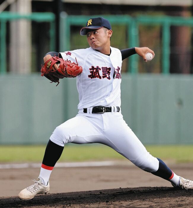 先発し、力投する菰野・栄田