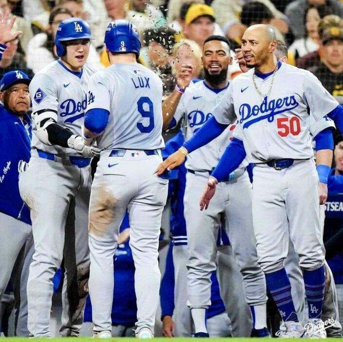 　ラックスの本塁打で喜ぶ大谷（左から２人目）ら（ロサンゼルス・ドジャース提供）