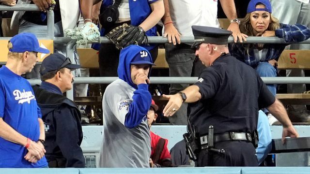 警備員に注意されるドジャースファン（写真：AP/アフロ）