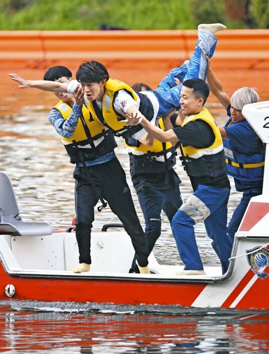 水神祭で選手仲間に水面に投げ込まれる吉川貴仁