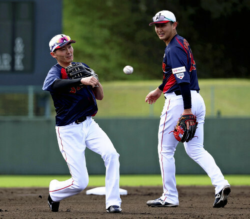 ノックを受ける源田（左）、紅林（３０日、宮崎市の清武総合運動公園で）＝木佐貫冬星撮影