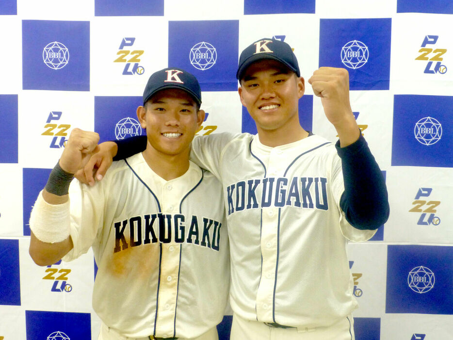 試合後笑顔を見せる国学院大・坂口（右）と神里（カメラ・浜木　俊介）