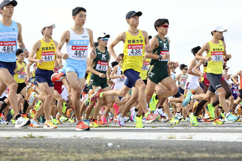 一斉にスタートした選手たち（１９日、東京都立川市で）＝後藤嘉信撮影