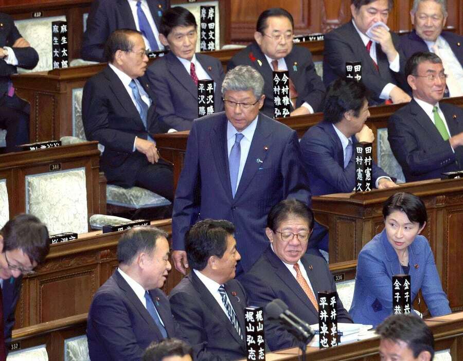 衆院本会議に臨む自民党の高木毅氏（中央）＝9日午後、衆院本会議場（春名中撮影）