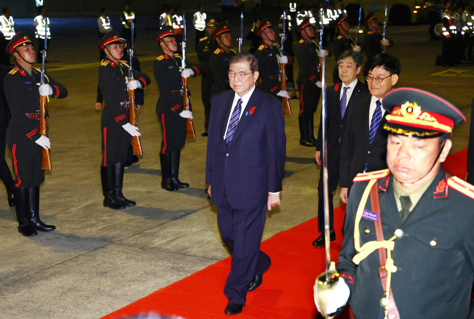 石破茂首相（中央）は１０日午前（日本時間同）、ラオスの首都ビエンチャンに到着し、日本と東南アジア諸国連合（ＡＳＥＡＮ）との首脳会議に出席した。海洋安全保障や経済分野での連携強化を図る。