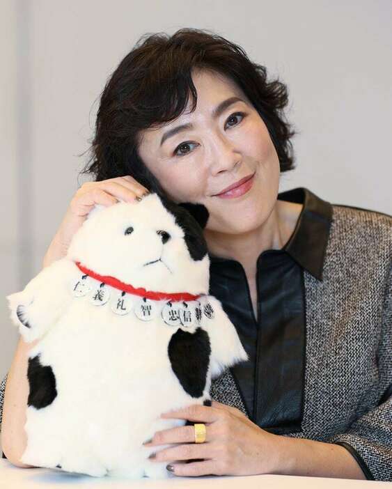 「南総里見八犬伝」に登場する犬「八房」のぬいぐるみを抱く寺島しのぶ（斉藤佳憲撮影）