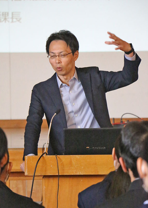 外交官の仕事などを語る武田さん