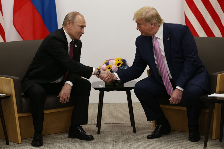 握手するロシアのプーチン大統領と当時の米大統領のドナルド・トランプ（Mikhail Svetlov / Getty Images）