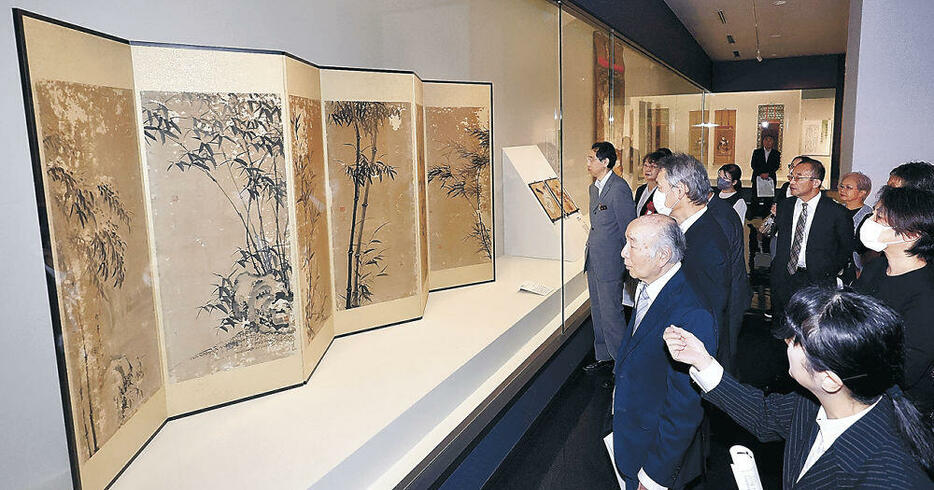 石川県七尾美術館の収蔵品に見入る来場者=金沢市の県立歴史博物館