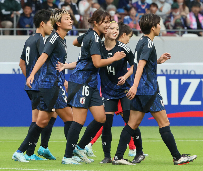 サッカー女子の国際親善試合。韓国戦の後半、ゴールを決め喜ぶ谷川（左から３人目）＝２６日、東京・国立競技場