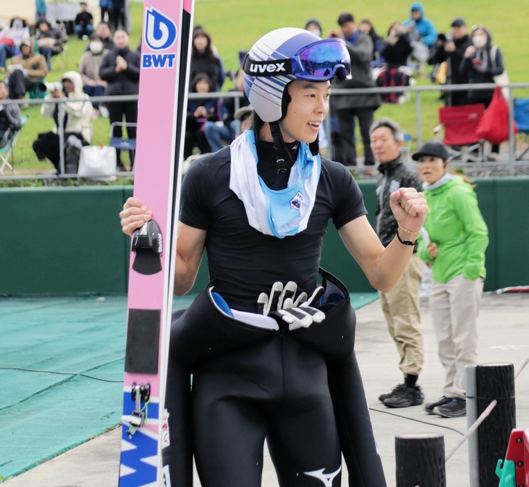 　飛距離、飛型点ともに高得点をそろえガッツポーズする小林陵侑