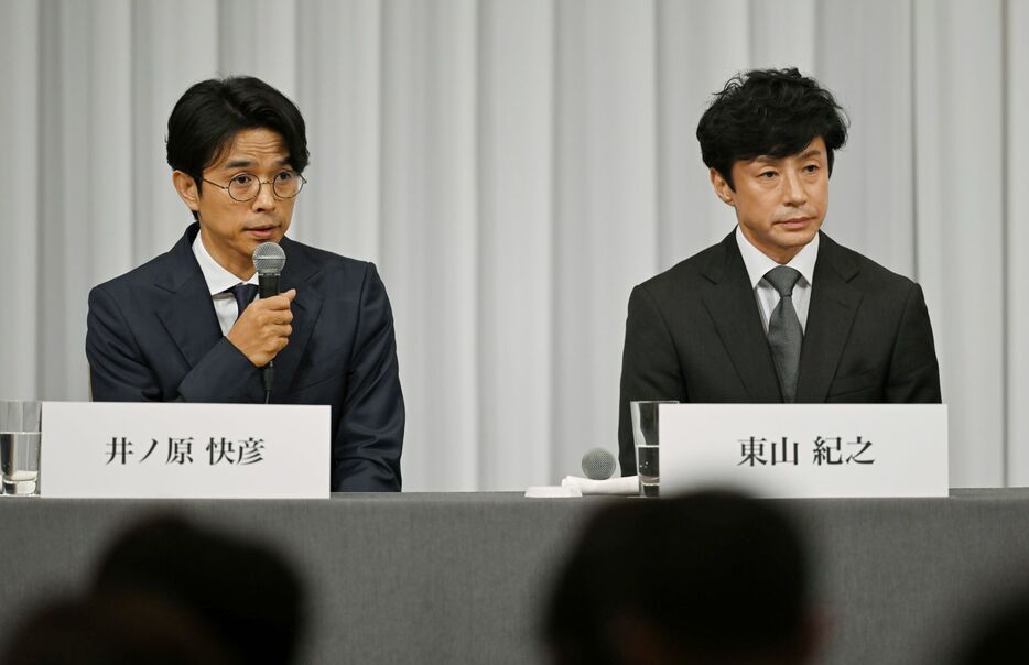 2023年10月2日、記者会見する東山紀之氏と井ノ原快彦氏。この会見で、社名を「SMILE-UP.」に変更することを発表した　©時事通信社