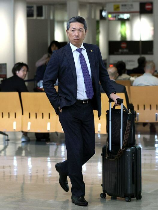 空港に到着したソフトバンク・小久保裕紀監督　＝福岡空港（撮影・佐藤徳昭）