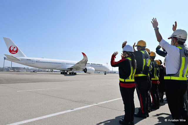 JALのスタッフに見送られて羽田を出発するA350-1000 初の欧州路線ロンドン行きJL43便＝24年10月24日 PHOTO: Tadayuki YOSHIKAWA/Aviation Wire