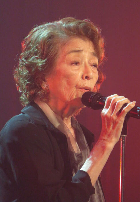 日本歌手協会「第51回歌謡祭」で歌唱する倍賞千恵子