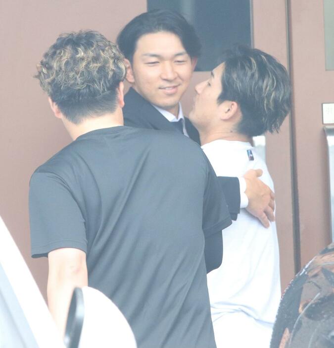 契約満了を伝えられ水野と抱き合って別れを惜しむ日本ハム柿木（中央）