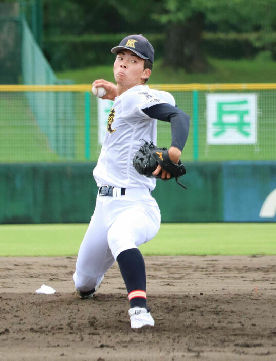 兵庫大会で力投した神戸弘陵・村上