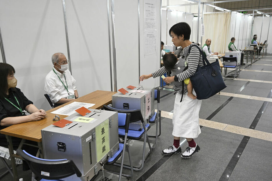 期日前投票で1票を投じる有権者＝16日午前、静岡市役所静岡庁舎